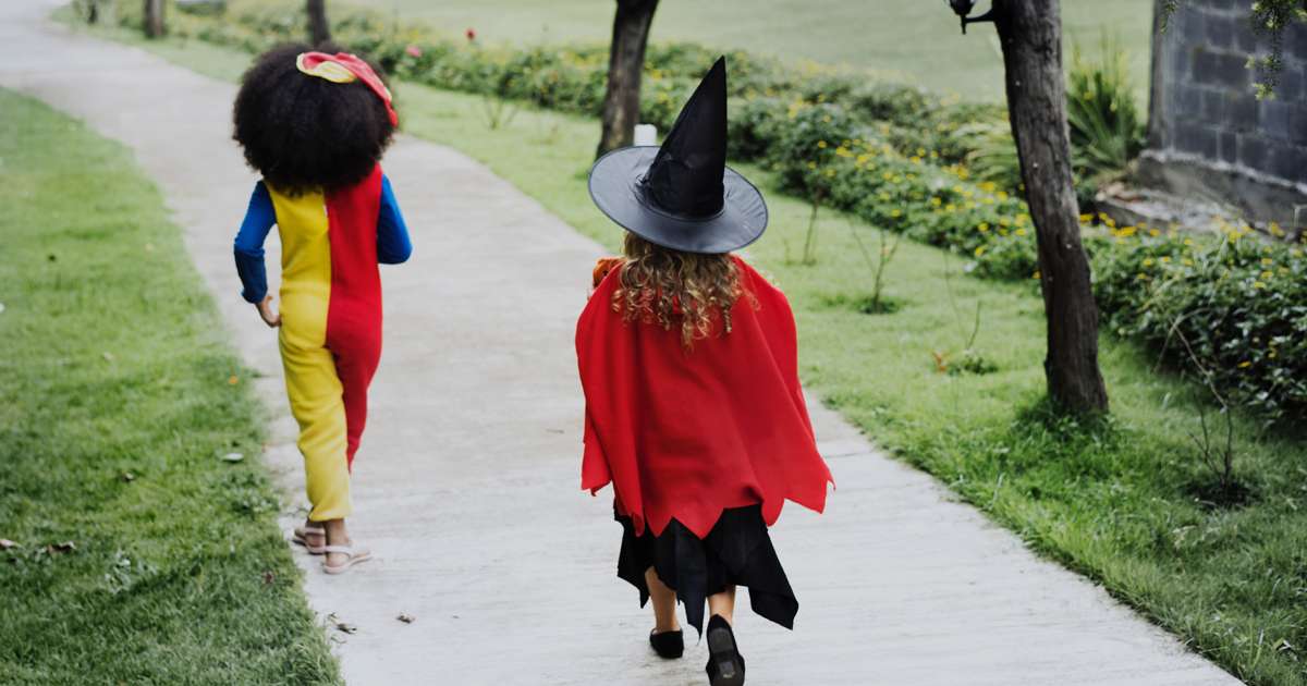 15 Ways to stay safe trick or treating | Beanstalk Mums